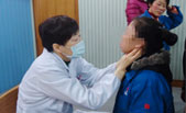 甲状腺医生为患者看诊